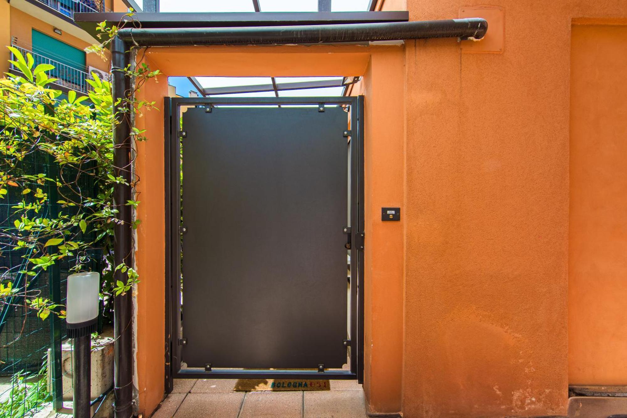 Nettuno Apartment - Private Garden In Bologna Center Luaran gambar